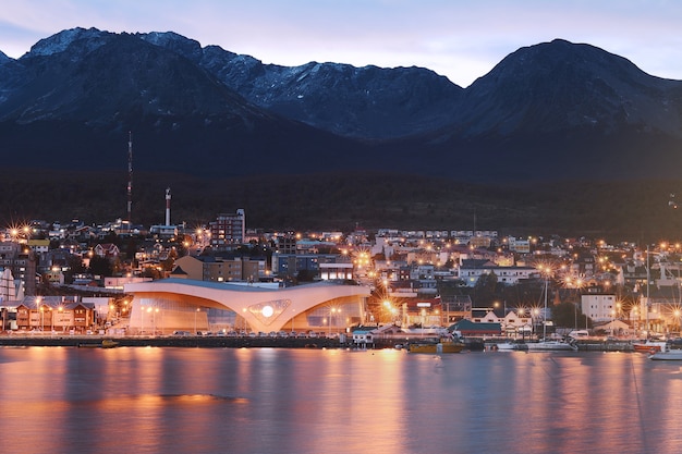 Ville d&#39;Ushuaia à la nuit.