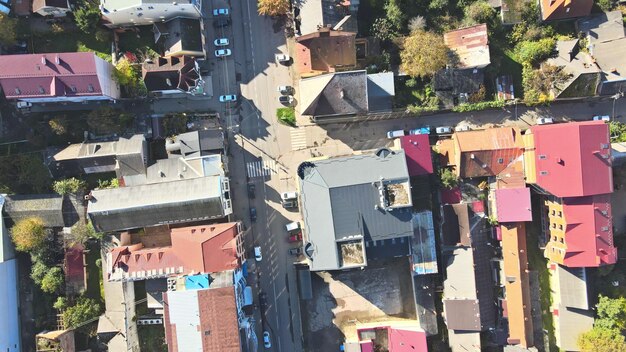 Ville d'Uzhhorod avec des rues étroites bâtiments anciens vue aérienne de dessus avec des toits rouges transcarpatie