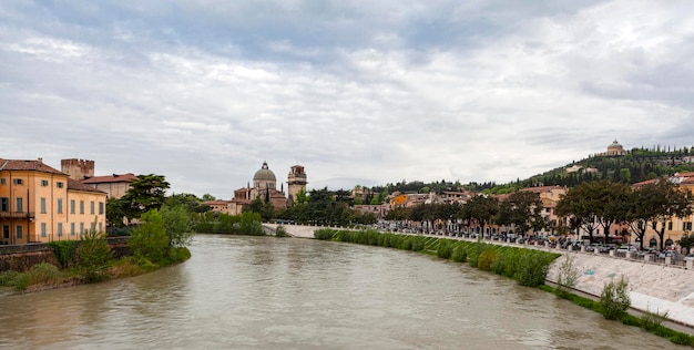 Ville de Vérone à l'aube du fleuve Adige