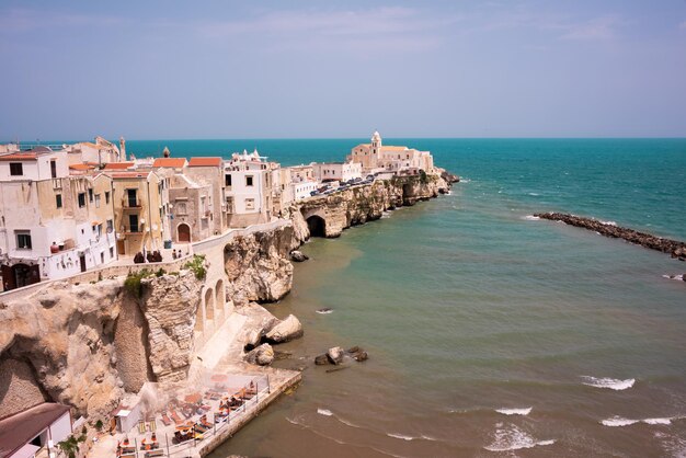 Ville de Vieste sur la côte de la mer dans le sud de l'Italie en été