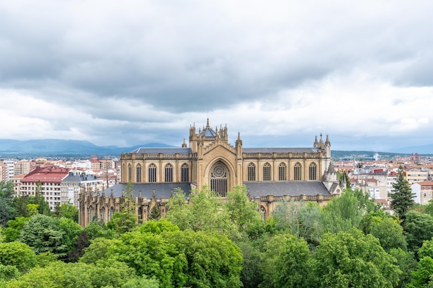 Ville de VitoriaGasteiz Vue aérienne de La Florida et de la cathédrale de Marie Immaculée Araba