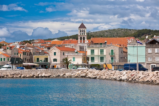 Ville de Vodice sur la côte adriatique en Croatie