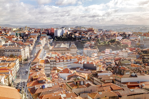 Ville vue d'en haut, grande avenue. Ville de Porto au Portugal.