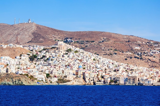 Villes d'Ermoupoli et d'Ano Syros sur l'île de Syros. Syros ou Siros est une île grecque des Cyclades, dans la mer Égée.