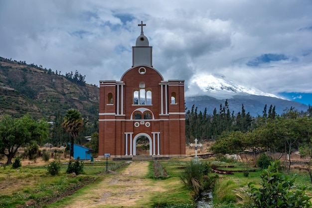 Les villes de Yungay et Huaraz ensevelies par une avalanche du mont Huascaran en 1970