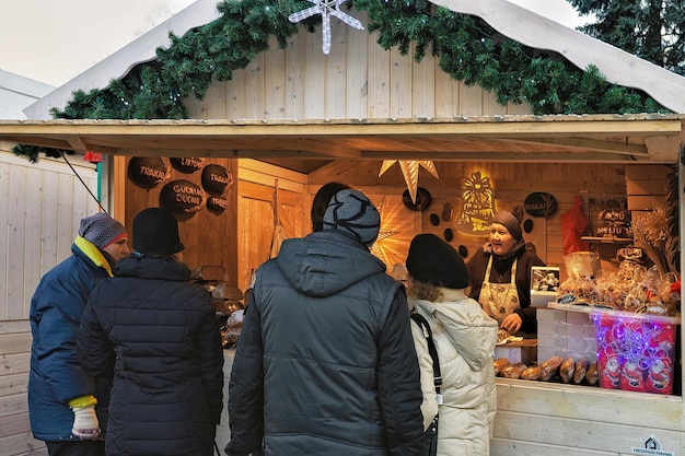 Vilnius, Lituanie - 4 décembre 2016 : Les gens au décrochage de Noël sur le marché de Noël sur la place de la cathédrale, Vilnius.
