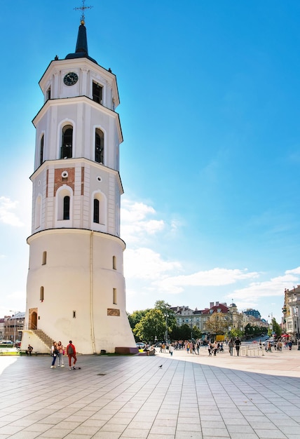 Vilnius, Lituanie - 4 septembre 2014 : clocher sur la place de la cathédrale dans le centre historique de la vieille ville de Vilnius, Lituanie, pays balte. Les gens en arrière-plan