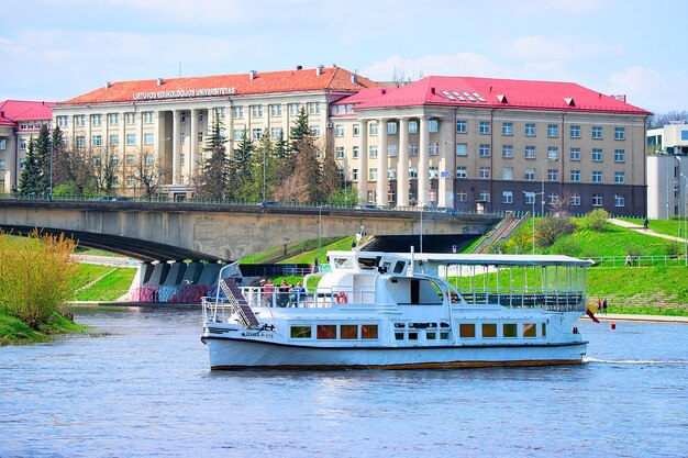 Vilnius, Lituanie - 6 mai 2017 : personnes à bord du ferry de croisière sur la rivière Neris à Vilnius, Lituanie.