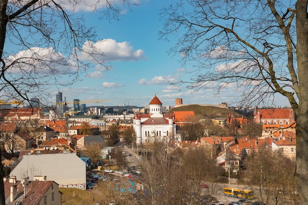 VILNIUS, LITUANIE . Vue aérienne à Vilnius. Panorama de Vilnius : château de Gediminas, vieille ville et autres objets.