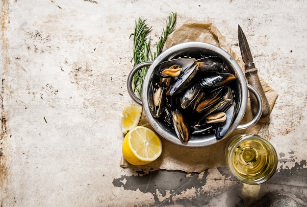 Vin aux palourdes fraîches, citron et romarin