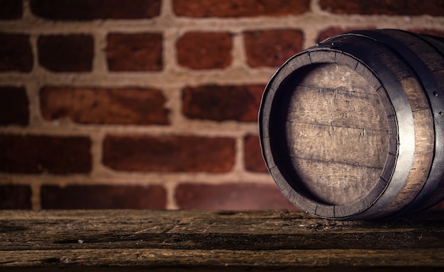 Vin bière cognac whisky ou tonneau de rhum sur table en bois.