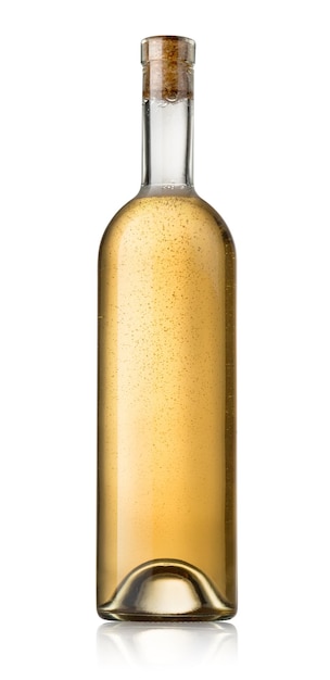 Vin blanc dans une bouteille isolé sur fond blanc