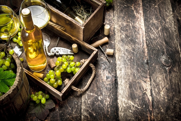 Vin blanc avec des raisins frais sur l'ancien plateau.