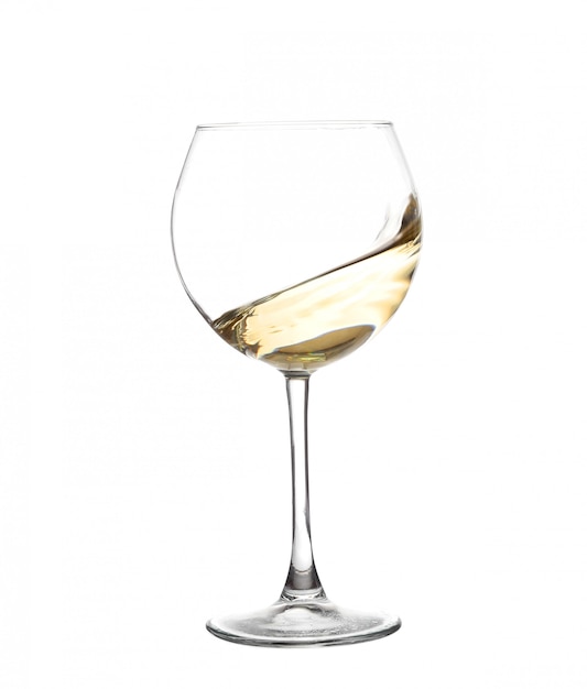 Vin blanc tourbillonnant dans un verre à vin gobelet isolé sur fond blanc