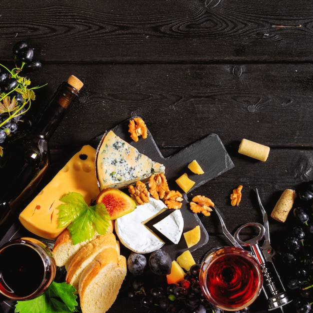 Vin avec des branches de raisins blancs. Sur une table en bois