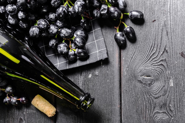 Vin avec des branches de raisins blancs. Sur une table en bois