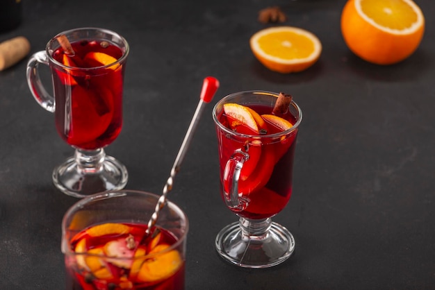 Vin chaud alcoolisé aux fruits et épices boisson alcoolisée traditionnelle pour Noël