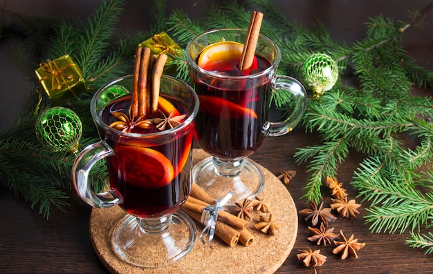 Vin chaud aux épices-boissons chaudes d'hiver. Anis étoilé, cannelle.