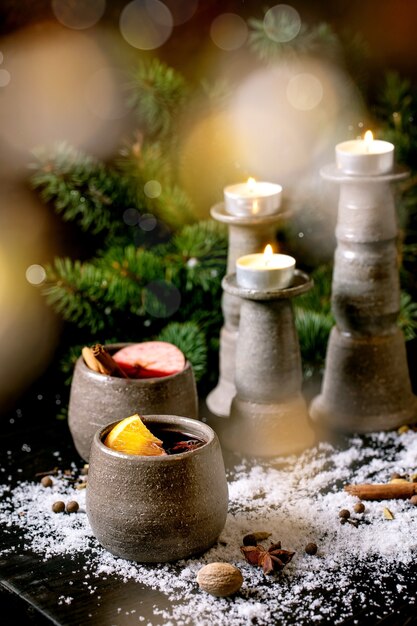 Vin chaud aux épices et décorations de Noël