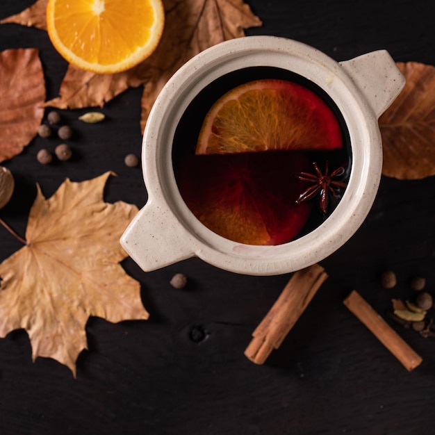 Vin chaud aux épices et feuilles d'automne