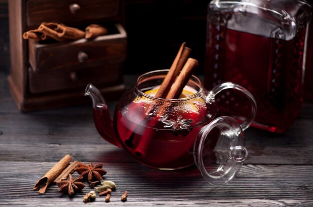 Vin chaud aux épices sur fond de bois