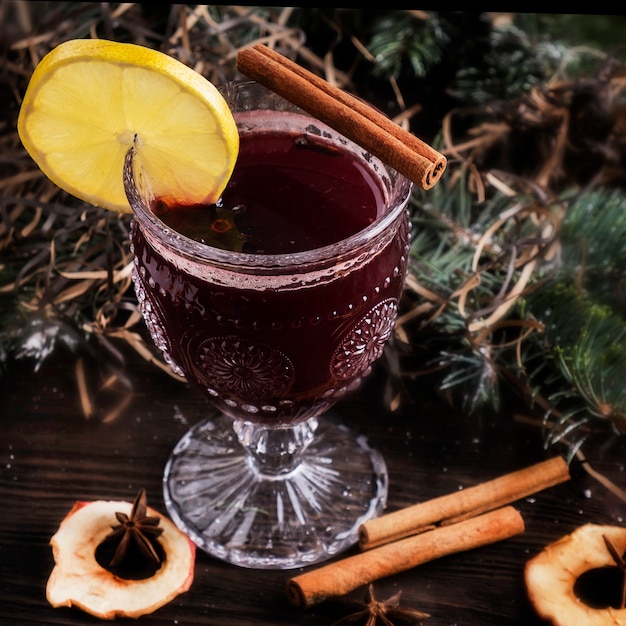 Vin chaud aux épices et fruits. Fermer