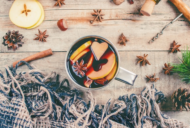 Vin chaud. Aux épices. Mise au point sélective. boisson.