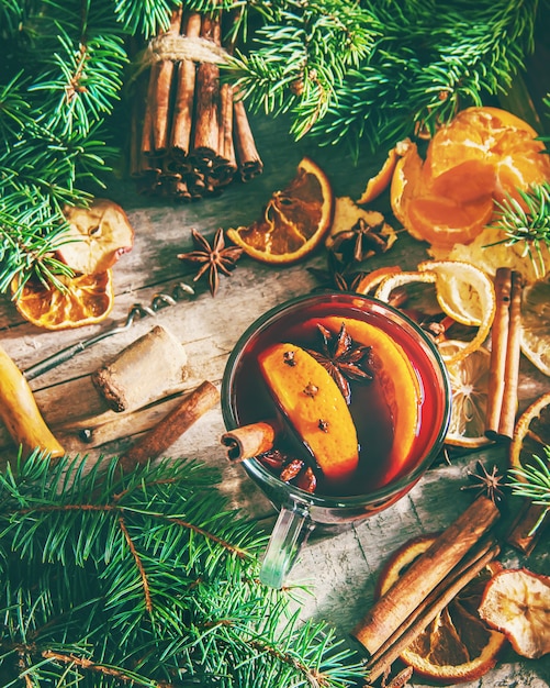 Vin chaud. Aux épices. Mise au point sélective. boisson.