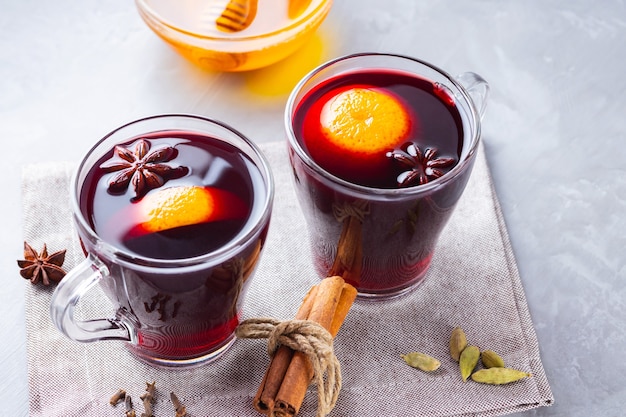 Vin chaud aux épices et à l'orange