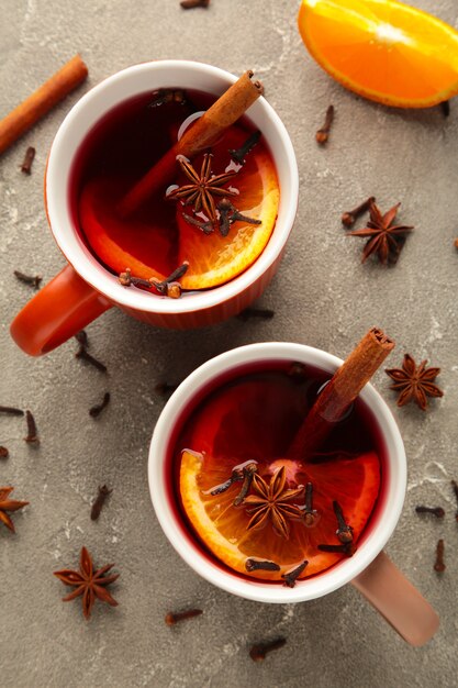 Vin chaud aux étoiles de cannelle et d'anis sur fond gris. Jour de Thanksgiving.