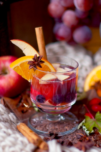 Vin chaud aux fruits et agrumes, savoureuse boisson d'hiver. Vitamines et beaux fruits.