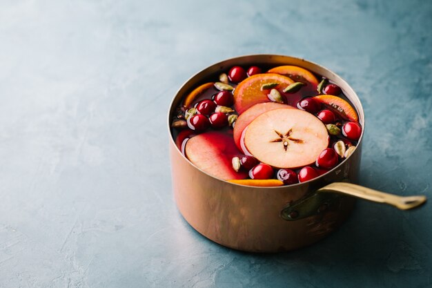 Vin chaud aux fruits dans une casserole