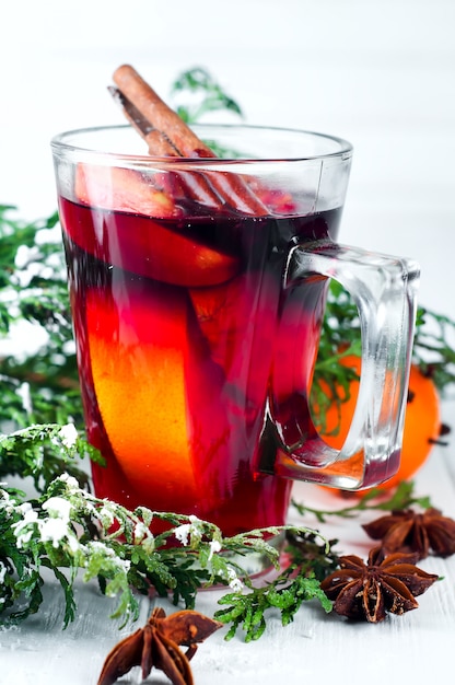 Vin chaud avec des bâtons de cannelle