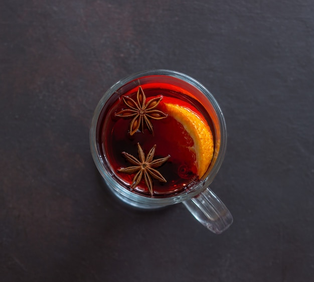 Vin chaud à la cannelle et à l'orange. Boisson chaude. L'hiver. Recette.