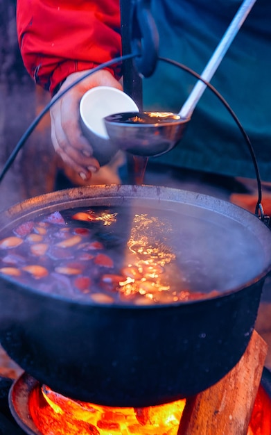 Vin chaud chaud dans un pot sur le marché de Noël sur la place du Dôme dans la vieille ville de Riga en hiver