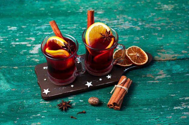 Vin chaud chaud de Noël à la cardamome de cannelle et à l'anis sur bois