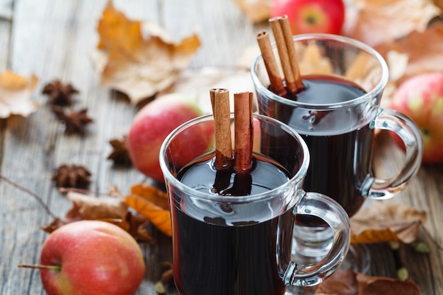 Vin chaud chaud en verre sur table en bois