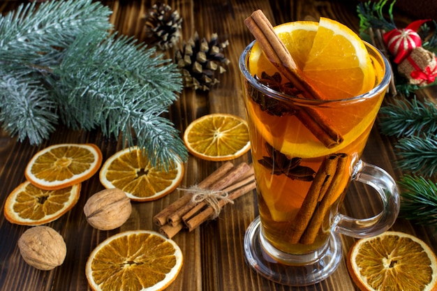 Vin chaud et composition de Noël sur le bois brun