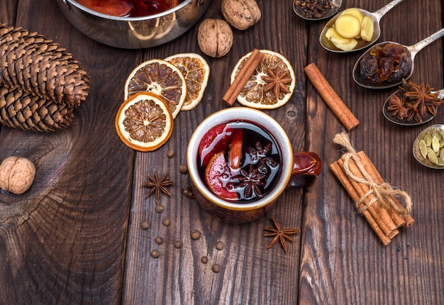 Vin chaud dans une tasse brune