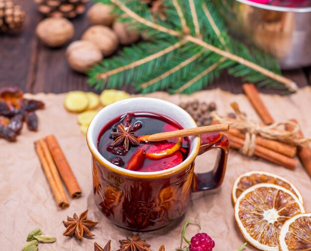 Vin chaud dans une tasse en céramique brune