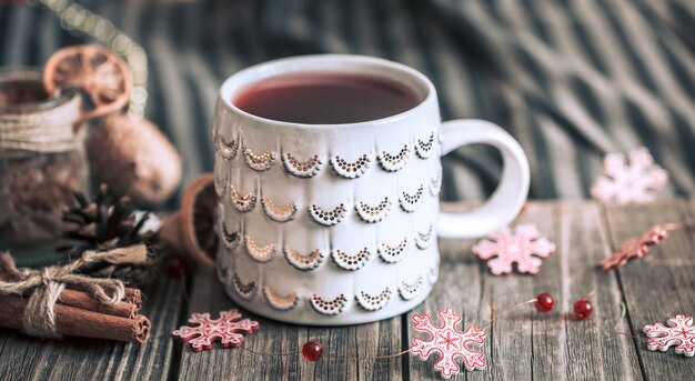 vin chaud dans une tasse sur un fond en bois