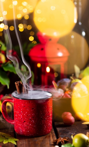 Vin chaud dans une tasse rouge sur la table d'automne