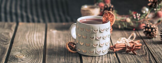 Vin chaud dans une tasse sur une table en bois