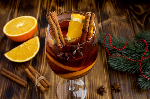 Vin chaud dans le verre sur la table en bois marron