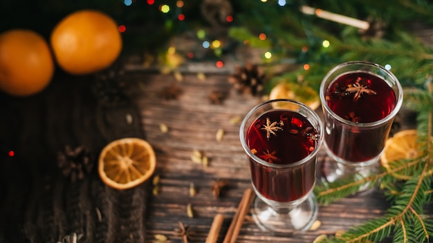 Vin chaud dans des verres sur la table avec un décor de Noël