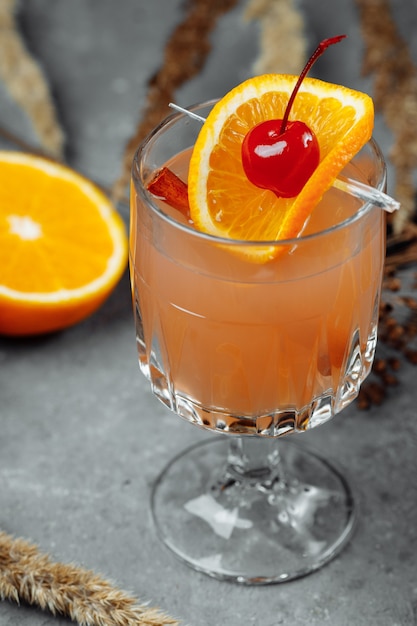 Vin chaud dans des verres en verre aux pommes orange et cannelle.