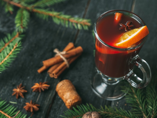 Vin chaud dans des verres de vin rouge fait maison