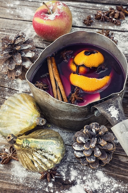 Vin chaud dans le vieux pot