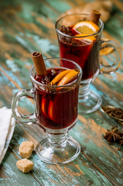 Vin chaud sur fond de bois ancien