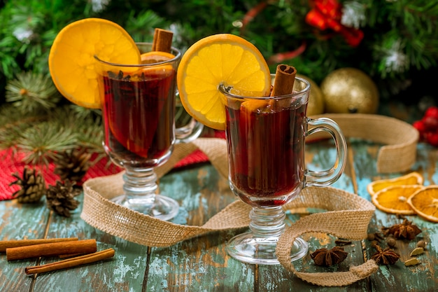 Vin chaud sur fond de bois ancien